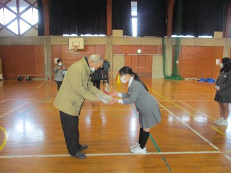 鶴友会にプレゼント.JPG