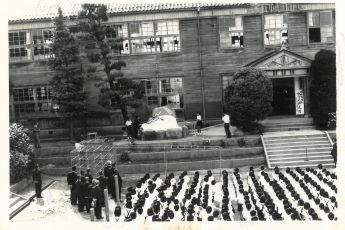 S49.6_100年記念碑除幕式2.jpg