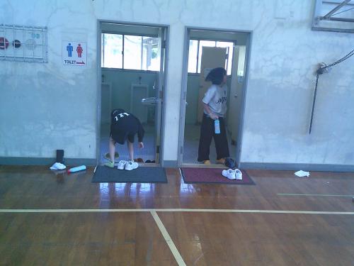 ⑦HP体育館トイレ(2人).JPG