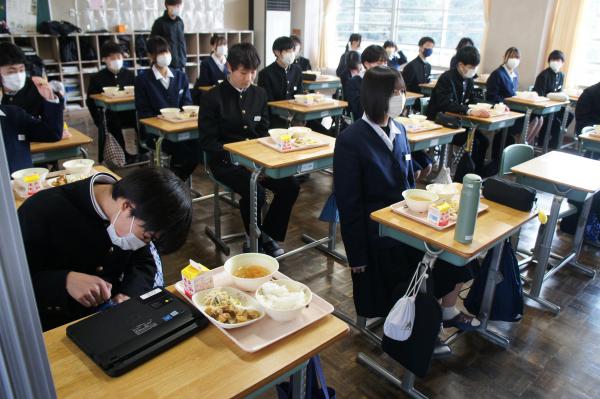 喜ぶ生徒たち (8).JPG