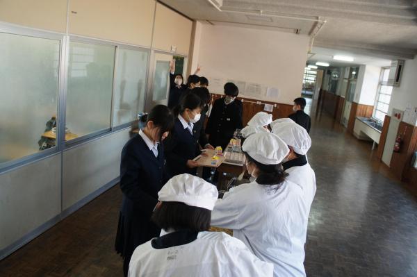 喜ぶ生徒たち (7).JPG